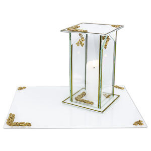 Prosty ozdobny szklany znicz kapliczka w kolorze białym ze złotymi ornamentami GLASS DEKOR