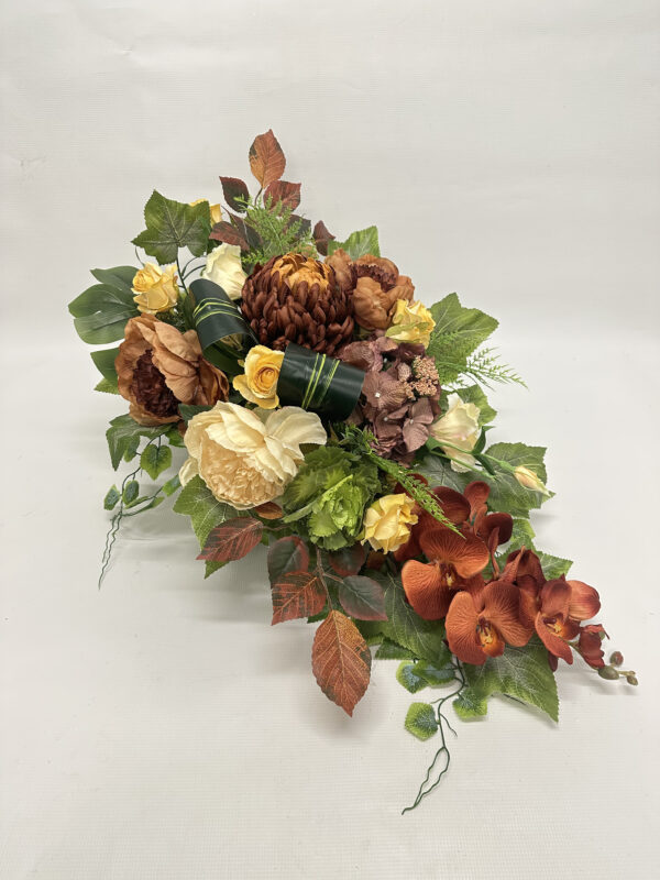 Jesienna kompozycja kwiatowa z dodatkiem chryzantemy, rudego storczyka, brązowych i czerwonych peonii