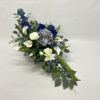 Kompozycja kwiatowa w odcieniach bieli i niebieskiego z róż, kalli i hortensji