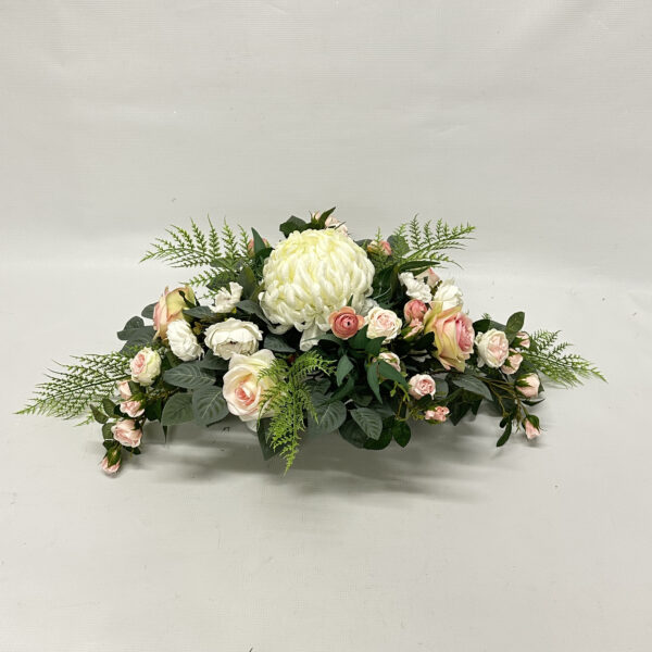 Kompozycja kwiatowa z białej chryzantemy, cieniowanych róż oraz drobnych różyczek