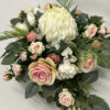 Kompozycja kwiatowa z białej chryzantemy, cieniowanych róż oraz drobnych różyczek