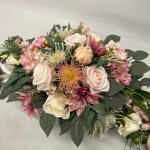 Kompozycja kwiatowa w odcieniach różu wykonana z clematis, gumowanego anturium, róż i hortensji