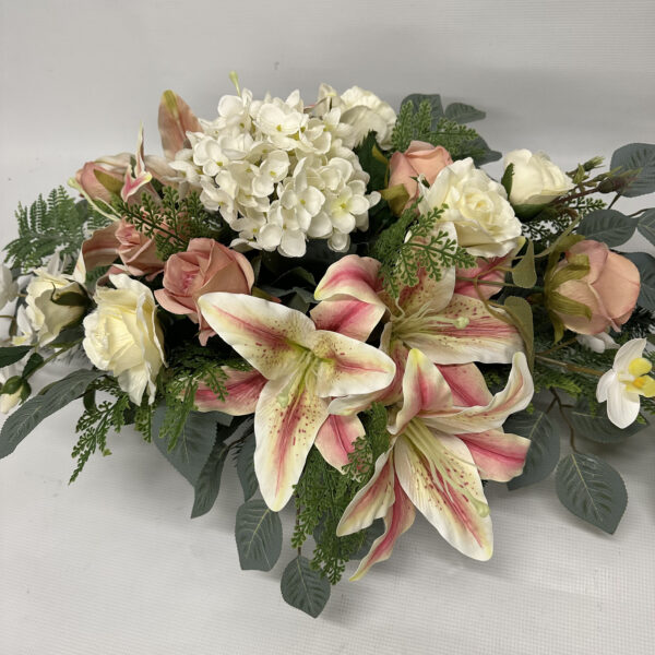 Dwustronna kompozycja kwiatowa z dodatkiem lilii, hortensji i róż