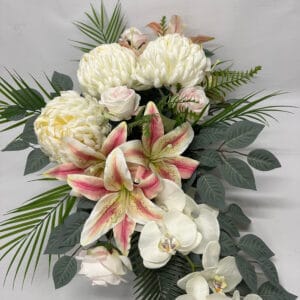 Kompozycja kwiatowa w białych barwach z dodatkiem różu z chryzantem, lilii i storczyka