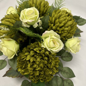 Kompozycja na dużych jesiennych liściach z dużymi zielonymi chryzantemami oraz biało-zielonymi różami w zestawie z wazonem.