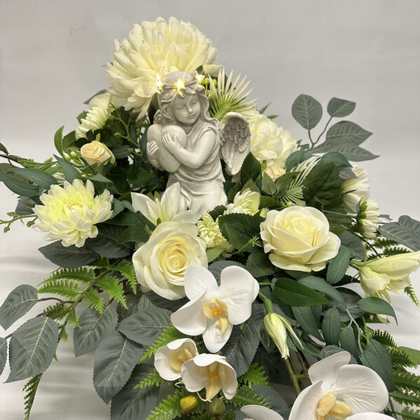 Elegancka biała kompozycja z aniołkiem led wykanana z róż, chryzantem storczyka w zestawie z wazonem.