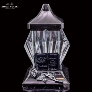 Znicz ażurowy z różą i napisem "Nie umiera ten, kto żyje w pamięci innych" czarno-jasno-srebrny