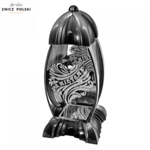 Bogato zdobiony znicz w kolorze srebrnym z ozdobnym napisem "Pamiętamy"