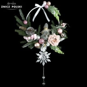 Ozdoba bożonarodzeniowa wianek na białej metlowej obręczy z laleczką w kolorystyce srebrno-różowej