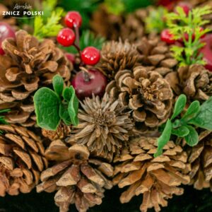 Wykonany z wysokiej jakości materiałów sztuczny wianek bożonarodzeniowy o średnicy 32cm. - 12/18/ANA