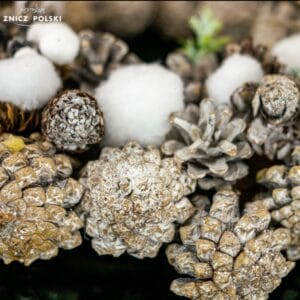 Wykonany z wysokiej jakości materiałów sztuczny wianek bożonarodzeniowy o średnicy 32cm