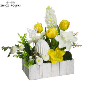 Stroik wielkanocny w drewnianej białej donicy z dużym ceramicznym jajem