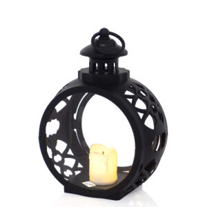 Okrągła latarenka z ozdobnym ażurowym wykończeniem