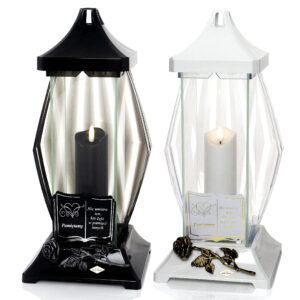 Wysoki znicz ażurowy z różą i napisem "Nie umiera ten, kto żyje w pamięci innych"