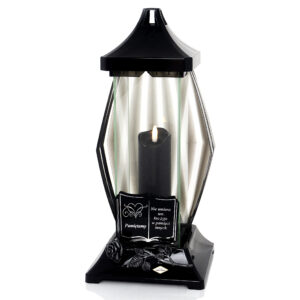 Wysoki znicz ażurowy z różą i napisem "Nie umiera ten, kto żyje w pamięci innych"