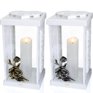 Nowoczesny elegancki biały znicz zdobiony ornamentami i kwiatem róży