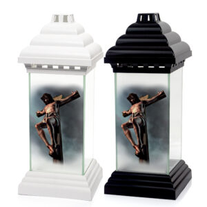 Biały lub czarny znicz kaplicza z wizerunkiem Jezusa konającego na krzyżu