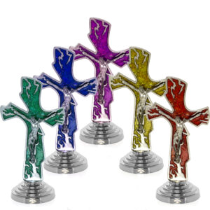 Krzyż stojący metalowy zdobiony żywicą kolorową
