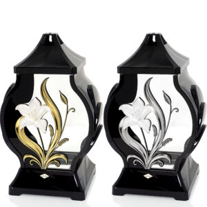 Okrągły znicz z ozodbnym białym kwiatem lilii