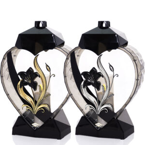 Znicz w kształcie serca z czarnym kwiatem lilii