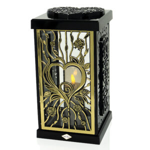 Elgancki bogato zdobiony znicz w formie dużej latarenki z motywem serca